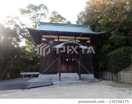 屋島神社位於香川縣高松市屋島大道入口附近,屋島南峰南麓。 屋島神社位於香川縣高松市屋島大道入口附近,屋島南峰南麓。 139706275