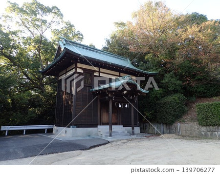 屋島神社位於香川縣高松市屋島大道入口附近,屋島南峰南麓。 屋島神社位於香川縣高松市屋島大道入口附近,屋島南峰南麓。 139706277