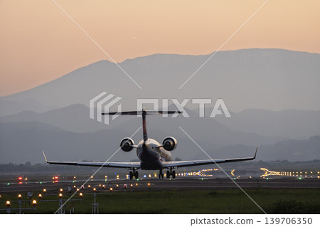 黃昏時分的仙台機場,飛機起飛,宮城縣名取市 黃昏時分的仙台機場,飛機起飛,宮城縣名取市 139706350