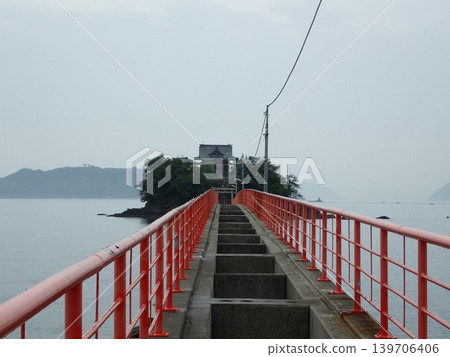 對馬神社位於瀨戶內海的對馬島上,靠近香川縣三豐市海岸,被奉為兒童健康和成長的守護神。 對馬神社位於瀨戶內海的對馬島上,靠近香川縣三豐市海岸,被奉為兒童健康和成長的守護神。 139706406