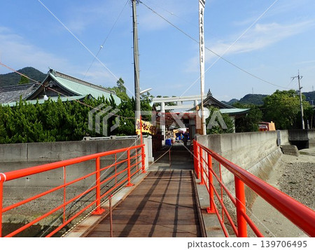 對馬神社位於瀨戶內海的對馬島上，靠近香川縣三豐市海岸，被奉為兒童健康和成長的守護神。 139706495