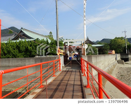 對馬神社位於瀨戶內海的對馬島上，靠近香川縣三豐市海岸，被奉為兒童健康和成長的守護神。 139706496