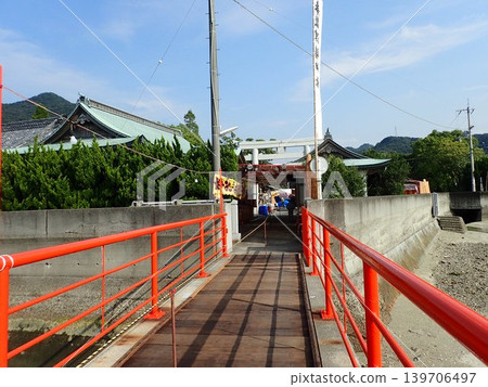 對馬神社位於瀨戶內海的對馬島上，靠近香川縣三豐市海岸，被奉為兒童健康和成長的守護神。 139706497