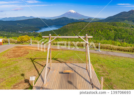 (Kanagawa Prefecture) View of Mt. Fuji from the Taikanzan Observatory and Hakone Swing amidst the fresh greenery. (Kanagawa Prefecture) View of Mt. Fuji from the Taikanzan Observatory and Hakone Swing amidst the fresh greenery. 139706693