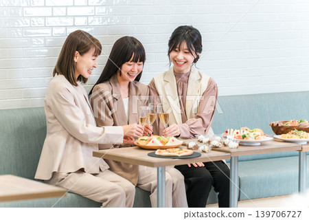 Businesswomen having dinner parties, drinking parties, and girls' gatherings at restaurants Businesswomen having dinner parties, drinking parties, and girls' gatherings at restaurants 139706727