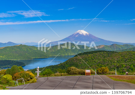 (神奈川縣)在綠意盎然的大觀山展望台上眺望富士山。 (神奈川縣)在綠意盎然的大觀山展望台上眺望富士山。 139706794