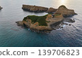 懸崖峭壁和遠處看到的地平線的懸崖 139706823