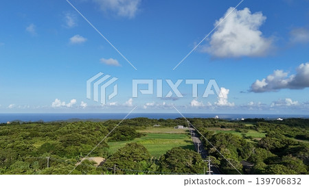 從觀景台上看到的燈塔和大海 從觀景台上看到的燈塔和大海 139706832