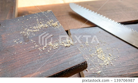 DIY項目所需的木材和鋸子 DIY項目所需的木材和鋸子 139706987
