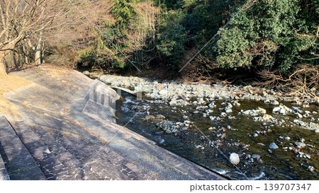 The clear waters of the Inunaki River and spots for playing in the river 139707347