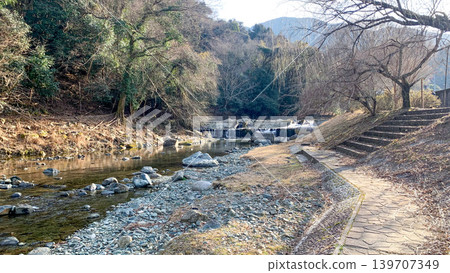 The clear waters of the Inunaki River and spots for playing in the river 139707349