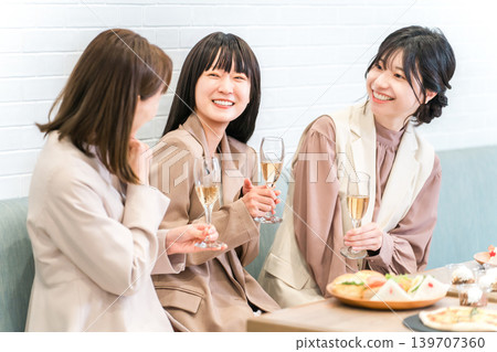 Businesswomen having dinner parties, drinking parties, and girls' gatherings at restaurants Businesswomen having dinner parties, drinking parties, and girls' gatherings at restaurants 139707360