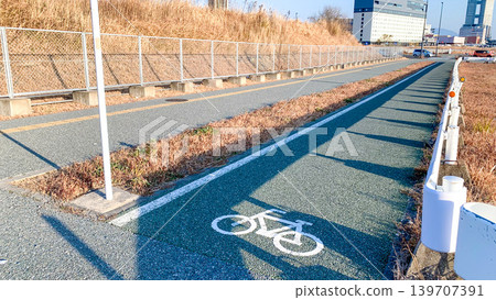 Well-maintained bicycle and pedestrian paths Well-maintained bicycle and pedestrian paths 139707391