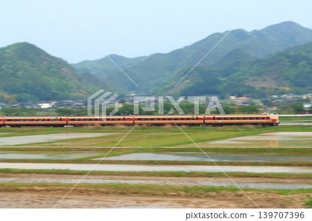 初夏時節,福知山線上的鸛號特快列車(381系列車:新大阪⇔福知山-城崎溫泉) 初夏時節,福知山線上的鸛號特快列車(381系列車:新大阪⇔福知山-城崎溫泉) 139707396