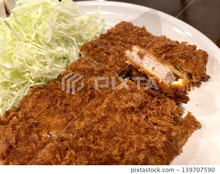 豬裡肌排橫切面，配高麗菜絲。 139707590