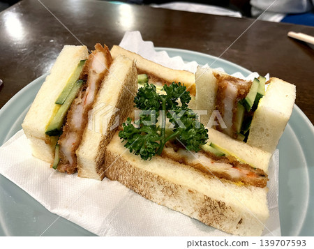蝦排三明治：黃瓜和蝦排的橫切面 139707593