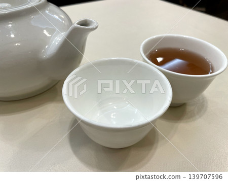 中國茶:白色茶壺和茶杯 中國茶:白色茶壺和茶杯 139707596