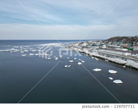 從空中拍攝的北海道北見市托羅河口附近殘留的浮冰結構。 139707711
