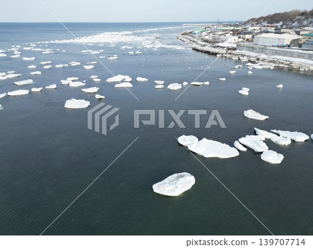 從空中拍攝的北海道北見市托羅河口附近殘留的浮冰結構。 139707714
