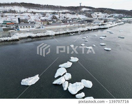 Aerial photograph of drift ice formations remaining near the mouth of the Toro River in Kitami City, Hokkaido. Aerial photograph of drift ice formations remaining near the mouth of the Toro River in Kitami City, Hokkaido. 139707716