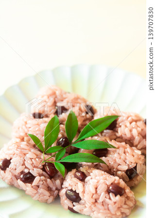 稻草捆形狀的飯糰，裡麵包裹著紅豆飯 139707830