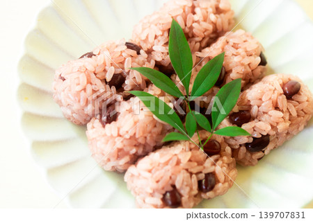 稻草捆形狀的飯糰，裡麵包裹著紅豆飯 139707831