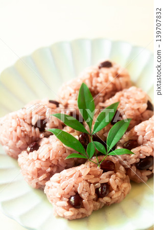 稻草捆形狀的飯糰，裡麵包裹著紅豆飯 139707832