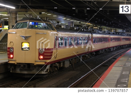特快列車「鸛號」(183系列車:新大阪⇔福知山-城崎溫泉)停靠新大阪站。 特快列車「鸛號」(183系列車:新大阪⇔福知山-城崎溫泉)停靠新大阪站。 139707857