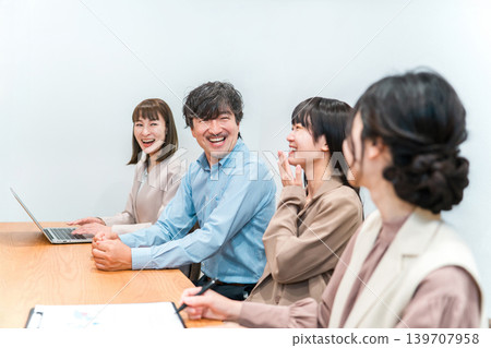 幾位男、女商人正在會議室開會(面試、商務談判) 幾位男、女商人正在會議室開會(面試、商務談判) 139707958