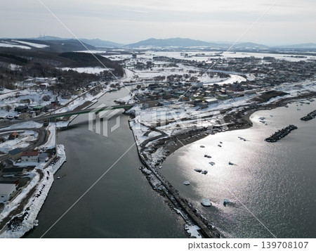 從空中俯瞰北海道北見市東呂川河口附近的雪景。 從空中俯瞰北海道北見市東呂川河口附近的雪景。 139708107