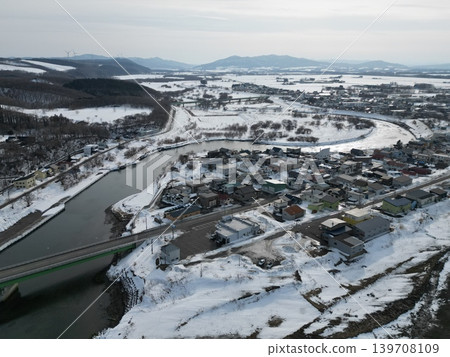 從空中俯瞰北海道北見市東呂川河口附近的雪景。 從空中俯瞰北海道北見市東呂川河口附近的雪景。 139708109