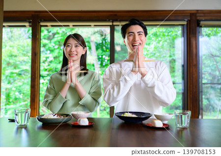 一對日本夫婦在餐前祈禱 139708153