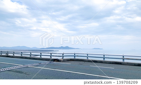索橋和寧靜的海景 139708209