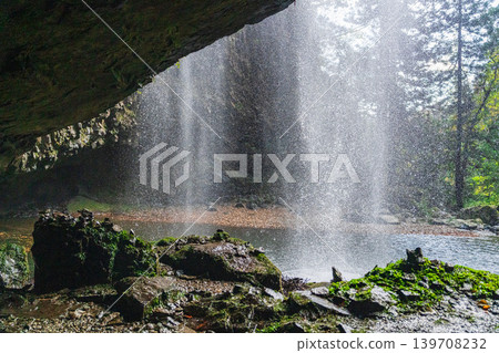 [Japan's Top 100 Waterfalls] Ryuzu Yaetaki Waterfall - Late Autumn View of Ryuzu from the Cave of the Male Waterfall (Part 4) Unnan City, Shimane Prefecture 139708232