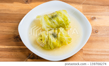 擺放在木桌上的高麗菜捲 139708274