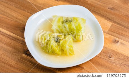 擺放在木桌上的高麗菜捲 擺放在木桌上的高麗菜捲 139708275