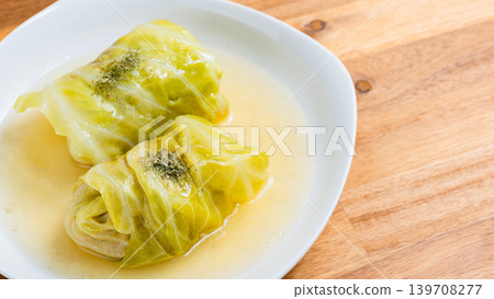 擺放在木桌上的高麗菜捲 139708277
