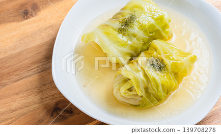 擺放在木桌上的高麗菜捲 139708278