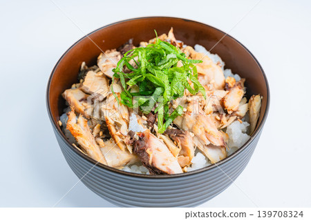 烤鯖魚飯碗，上面放有鯖魚絲和紫蘇葉，背景為白色。 139708324