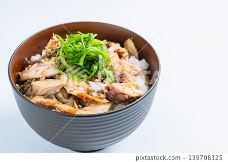 烤鯖魚飯碗,上面放有鯖魚絲和紫蘇葉,背景為白色。 烤鯖魚飯碗,上面放有鯖魚絲和紫蘇葉,背景為白色。 139708325