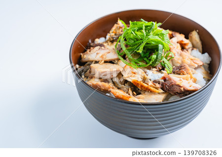 烤鯖魚飯碗,上面放有鯖魚絲和紫蘇葉,背景為白色。 烤鯖魚飯碗,上面放有鯖魚絲和紫蘇葉,背景為白色。 139708326