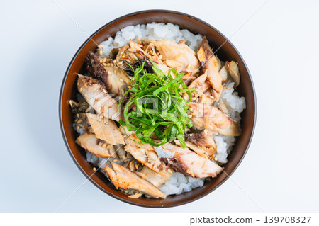 烤鯖魚飯碗,上面放有鯖魚絲和紫蘇葉,背景為白色。 烤鯖魚飯碗,上面放有鯖魚絲和紫蘇葉,背景為白色。 139708327