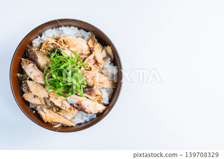 烤鯖魚飯碗,上面放有鯖魚絲和紫蘇葉,背景為白色。 烤鯖魚飯碗,上面放有鯖魚絲和紫蘇葉,背景為白色。 139708329