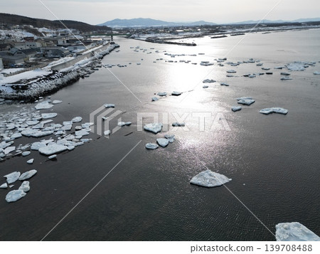 Aerial photograph of drift ice formations near the mouth of the Toro River in Kitami City, Hokkaido. 139708488