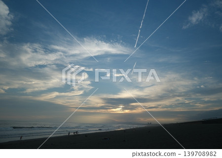 日落時分，人們在久沼海灘衝浪和漫步的剪影。 139708982
