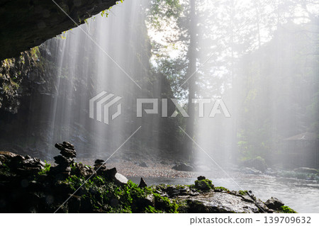 [Japan's Top 100 Waterfalls] Ryuzu Yaetaki Waterfall: A view of the waterfall from the cave at the main waterfall in late autumn (5th view) Unnan City, Shimane Prefecture 139709632