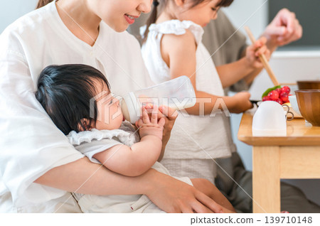 母親用奶瓶餵嬰兒 139710148