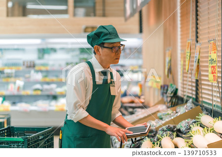 supermarket, salesperson, shop assistant 139710533