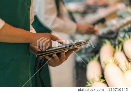 supermarket, salesperson, shop assistant 139710545
