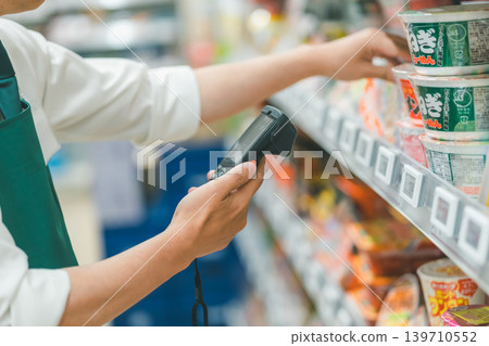 supermarket, salesperson, shop assistant 139710552